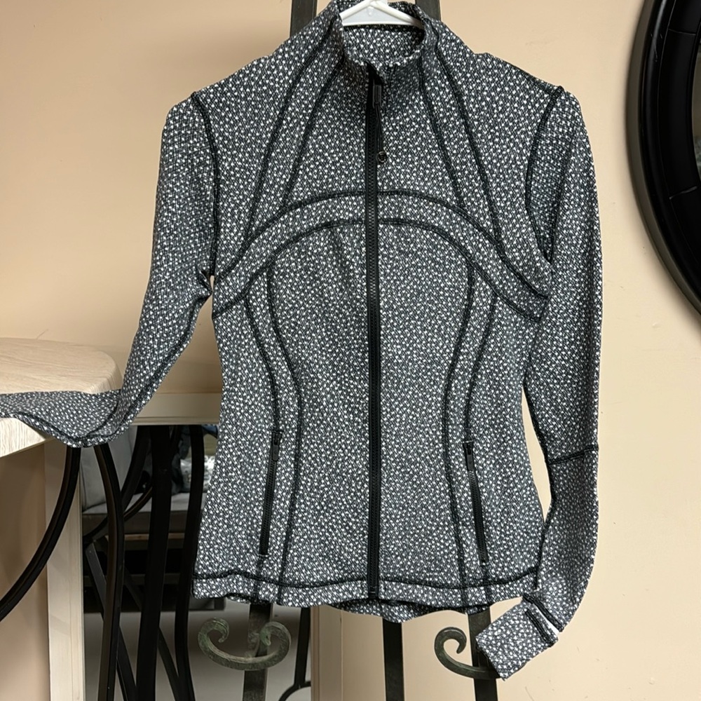 LULULEMON navy blue with white yoga zip size 6